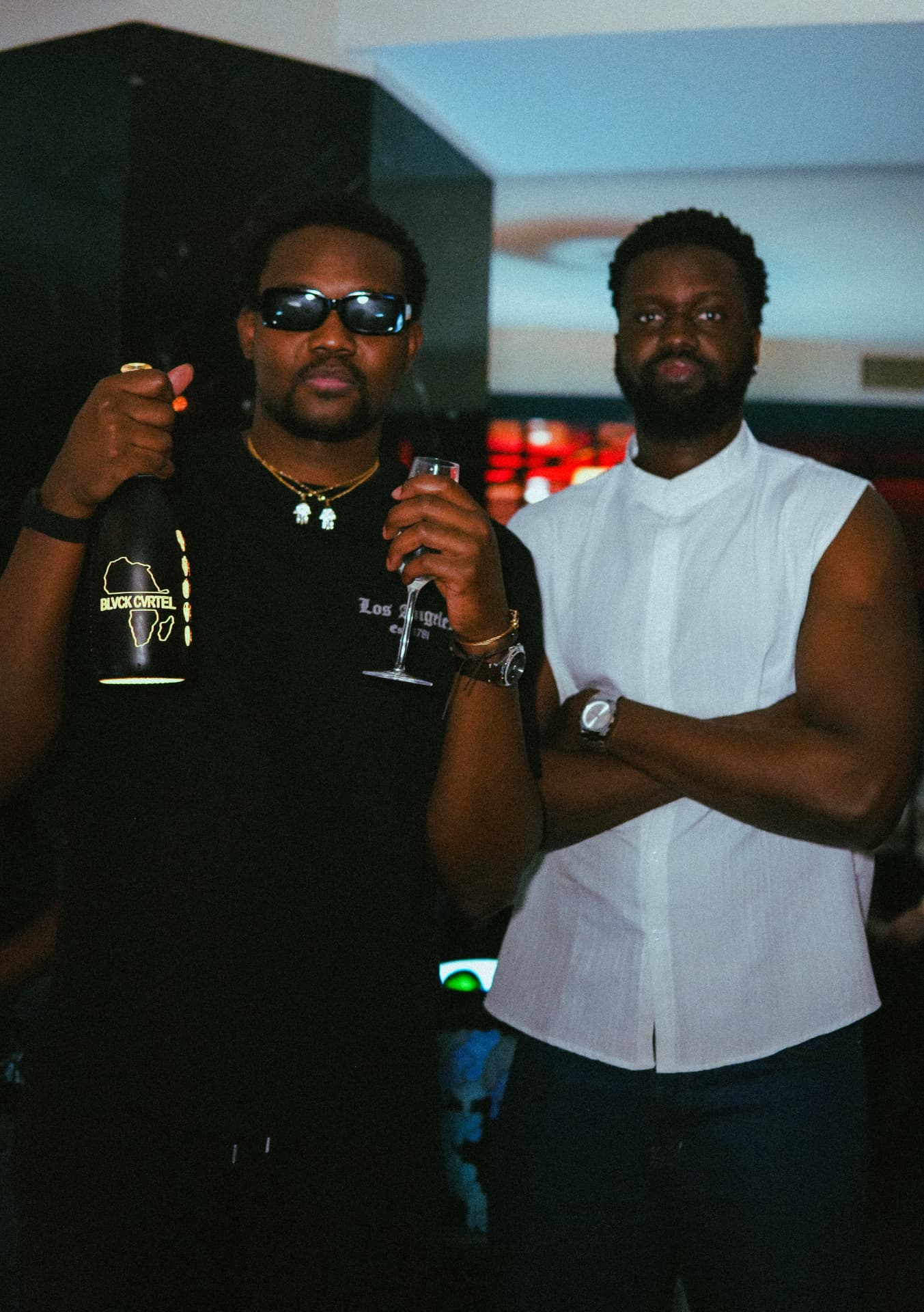 Les fondateurs BLVCK CVRTEL bouteille en main