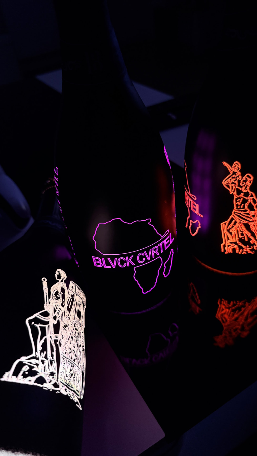 Bouteilles BLVCK CVRTEL aux logos néon