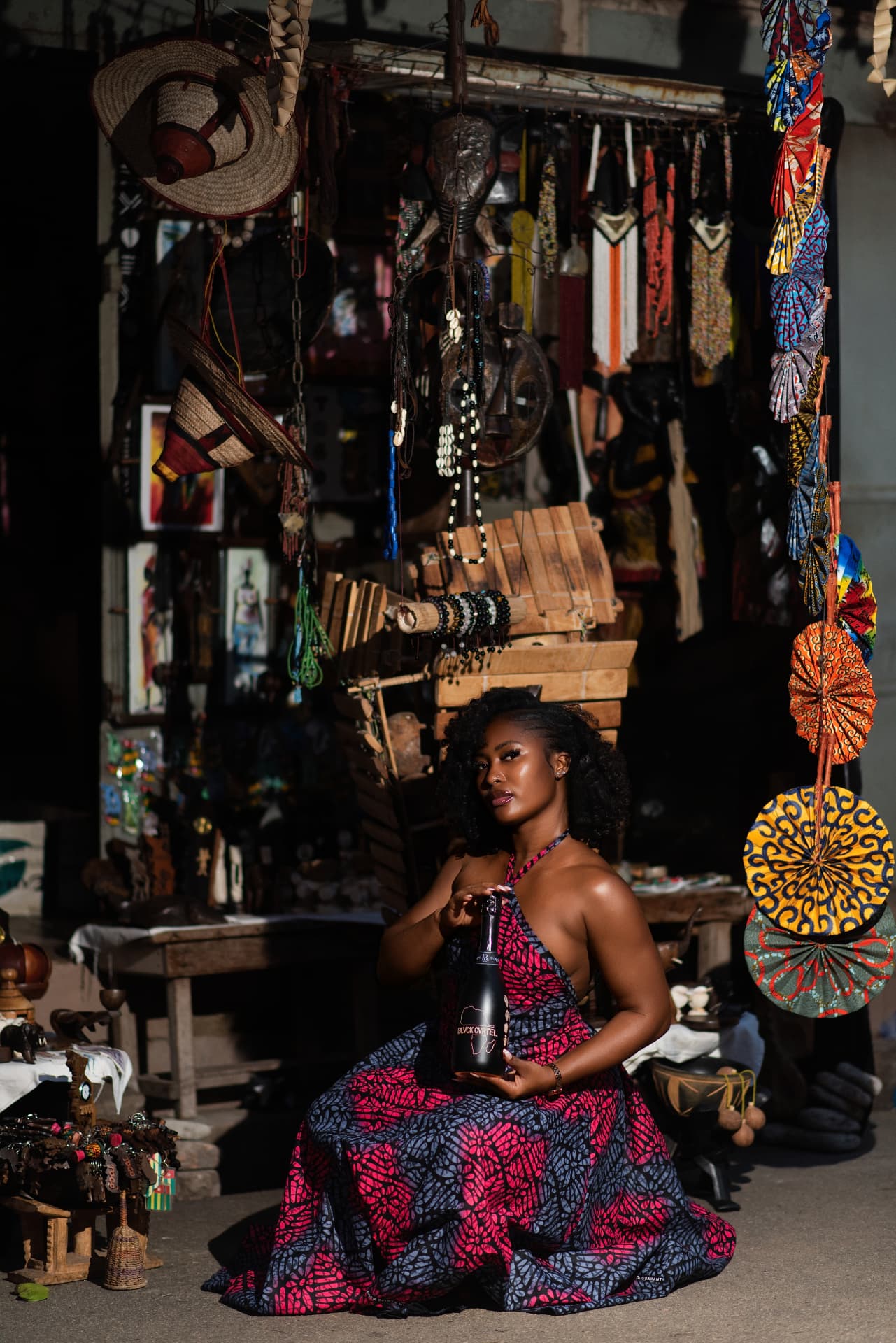 Ambassadrice BLVCK CVRTEL dans un décor artisanal africain